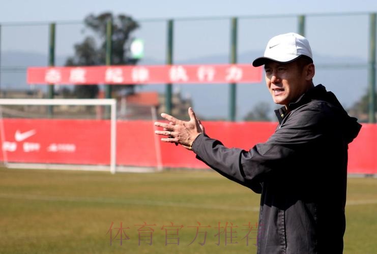 杨晨寄语弟子:进军世少赛,未来挑大梁 杨晨寄语弟子:进军世少赛,未来挑大梁